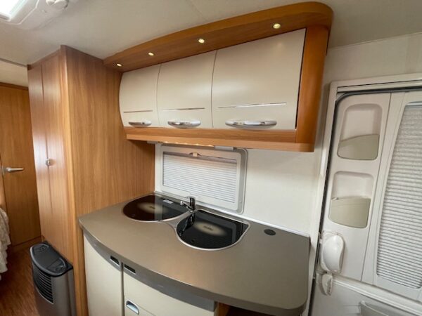 HOBBY De Luxe 560 KMFE bj.2011, KINDERKAMER, MOVER, VOORTENT - Afbeelding 15