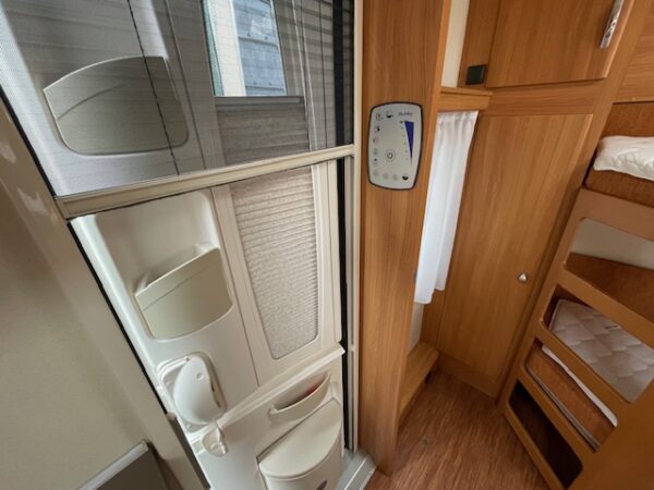 HOBBY De Luxe 560 KMFE bj.2011, KINDERKAMER, MOVER, VOORTENT - Afbeelding 29