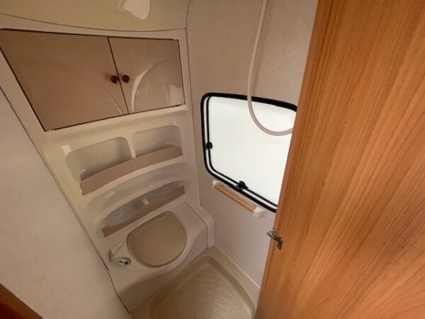 HOBBY De Luxe 560 KMFE bj.2011, KINDERKAMER, MOVER, VOORTENT - Afbeelding 21