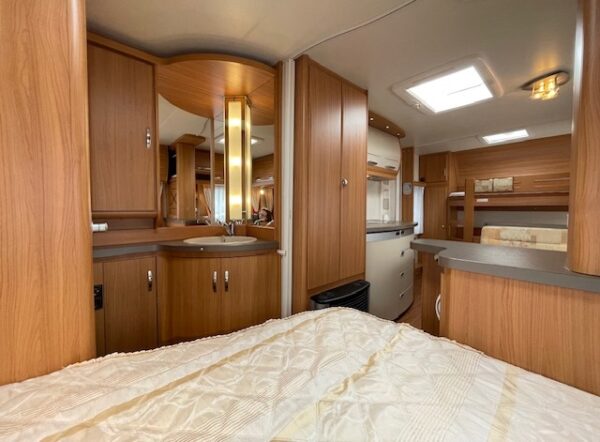 HOBBY De Luxe 560 KMFE bj.2011, KINDERKAMER, MOVER, VOORTENT - Afbeelding 18