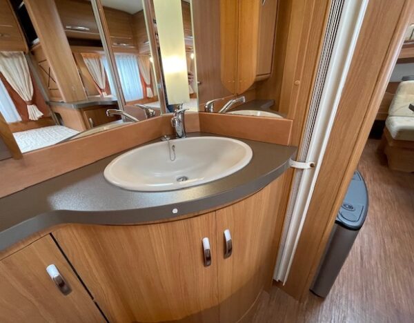 HOBBY De Luxe 560 KMFE bj.2011, KINDERKAMER, MOVER, VOORTENT - Afbeelding 19