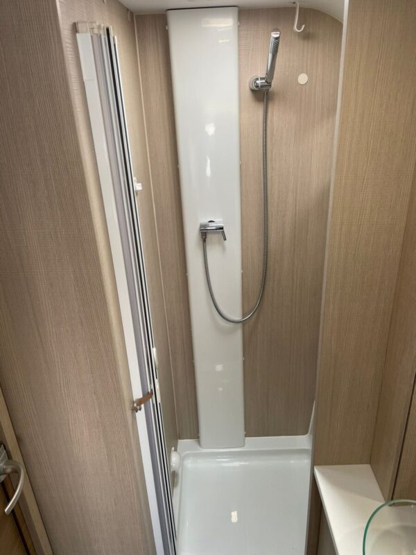 Adria Adora 613 HT bj. 2016, met douche en luifel TOPSTAAT - Afbeelding 39