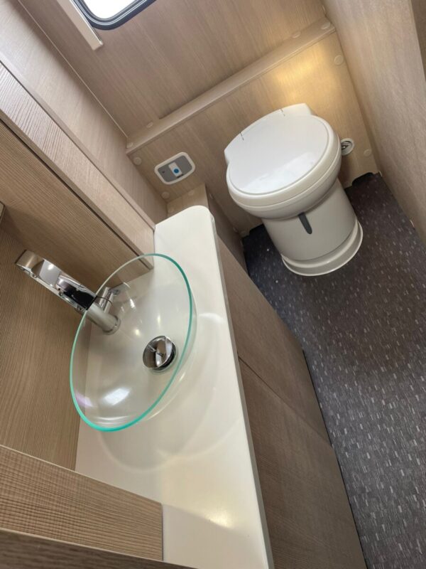 Adria Adora 613 HT bj. 2016, met douche en luifel TOPSTAAT - Afbeelding 38