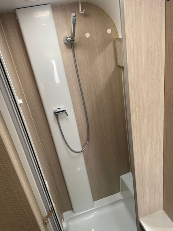 Adria Adora 613 HT bj. 2016, met douche en luifel TOPSTAAT - Afbeelding 37