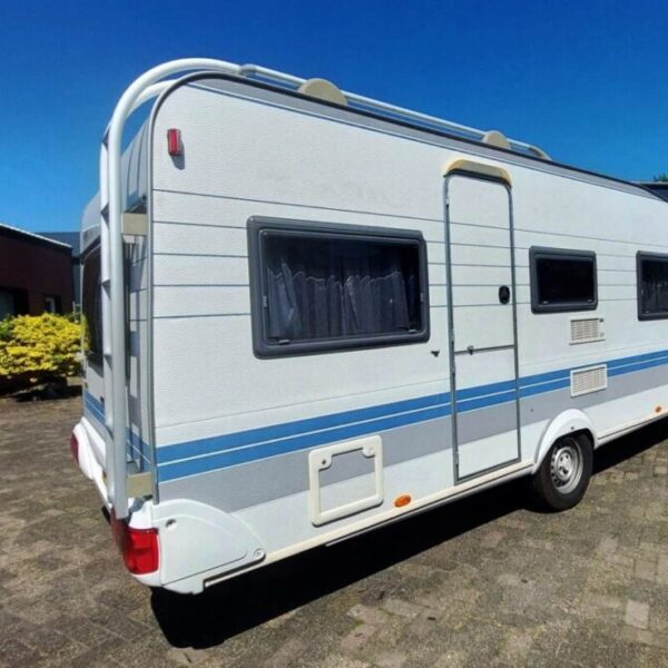 HOBBY DE LUXE 495 UK bj.2002 met KINDERKAMER en VOORTENT!!!