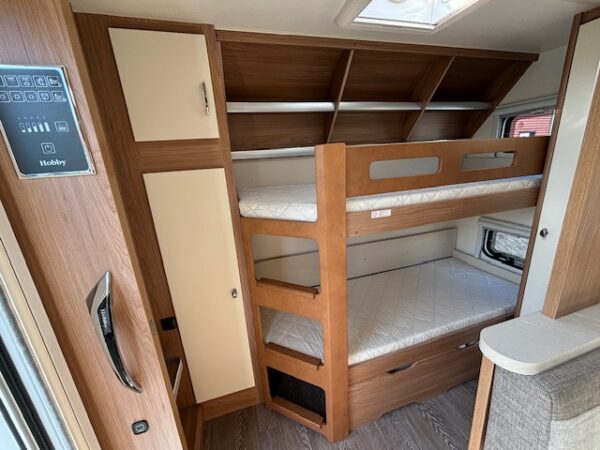 Hobby De Luxe 560 KMFE, bj.2021 VOORTENT en STAPELBED!!! - Afbeelding 6
