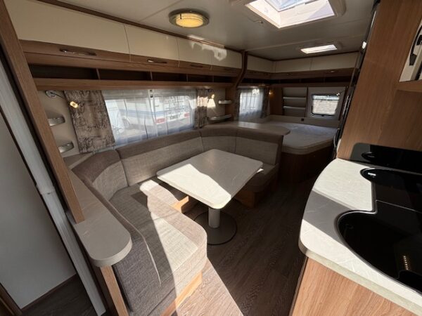 Hobby De Luxe 560 KMFE, bj.2021 VOORTENT en STAPELBED!!! - Afbeelding 8