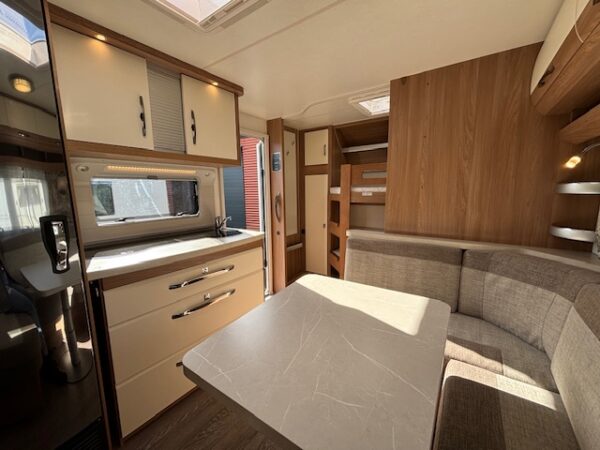 Hobby De Luxe 560 KMFE, bj.2021 VOORTENT en STAPELBED!!! - Afbeelding 10