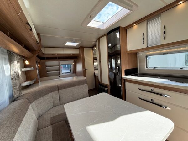 Hobby De Luxe 560 KMFE, bj.2021 VOORTENT en STAPELBED!!! - Afbeelding 11