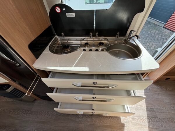 Hobby De Luxe 560 KMFE, bj.2021 VOORTENT en STAPELBED!!! - Afbeelding 15