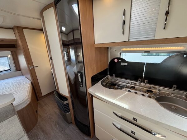 Hobby De Luxe 560 KMFE, bj.2021 VOORTENT en STAPELBED!!! - Afbeelding 16