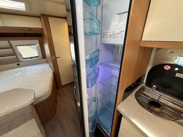 Hobby De Luxe 560 KMFE, bj.2021 VOORTENT en STAPELBED!!! - Afbeelding 17