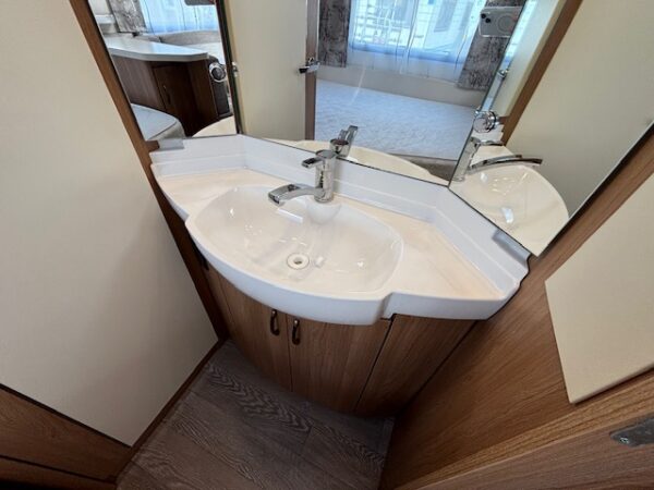 Hobby De Luxe 560 KMFE, bj.2021 VOORTENT en STAPELBED!!! - Afbeelding 23
