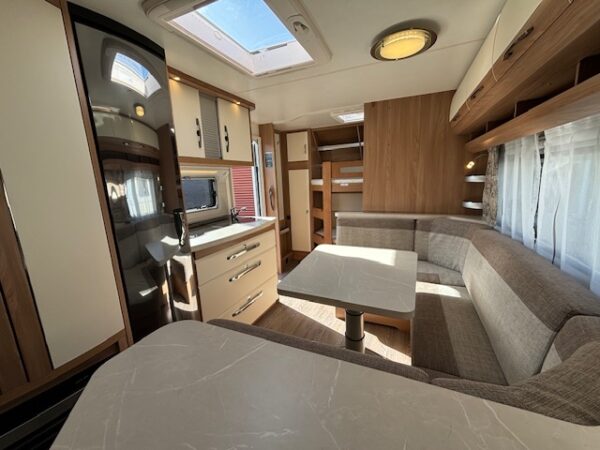 Hobby De Luxe 560 KMFE, bj.2021 VOORTENT en STAPELBED!!! - Afbeelding 24