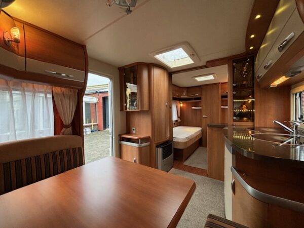 Hobby Excellent 560 WLU bj.2009, VOORTENT en APARTE BEDDEN!!! - Afbeelding 7