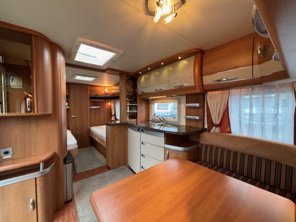 Hobby Excellent 560 WLU bj.2009, VOORTENT en APARTE BEDDEN!!! - Afbeelding 8