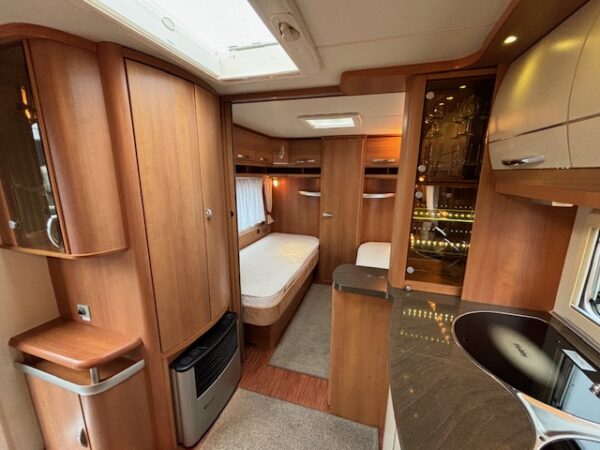 Hobby Excellent 560 WLU bj.2009, VOORTENT en APARTE BEDDEN!!! - Afbeelding 12