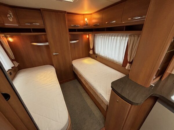Hobby Excellent 560 WLU bj.2009, VOORTENT en APARTE BEDDEN!!! - Afbeelding 13