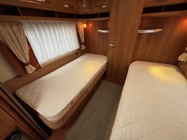 Hobby Excellent 560 WLU bj.2009, VOORTENT en APARTE BEDDEN!!! - Afbeelding 14