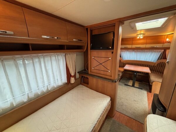 Hobby Excellent 560 WLU bj.2009, VOORTENT en APARTE BEDDEN!!! - Afbeelding 15