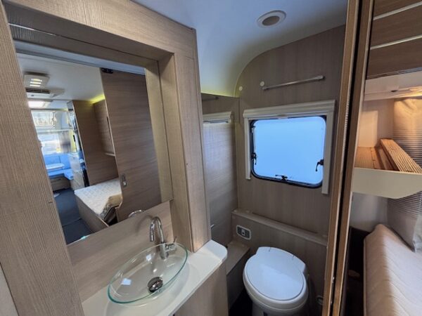 Adria Adora 572 UT, bj.2015 met mover, airco, douche, voortent - Afbeelding 15