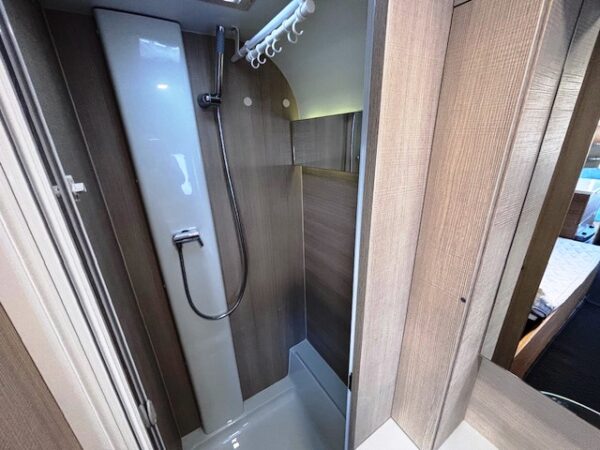Adria Adora 572 UT, bj.2015 met mover, airco, douche, voortent - Afbeelding 17