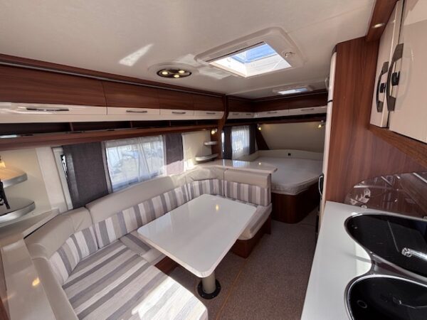 Hobby Excellent 560 KMFE bj.2014 met STAPELBED en VOORTENT!!! - Afbeelding 5