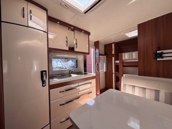 Hobby Excellent 560 KMFE bj.2014 met STAPELBED en VOORTENT!!! - Afbeelding 9