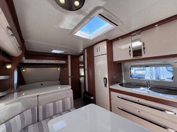 Hobby Excellent 560 KMFE bj.2014 met STAPELBED en VOORTENT!!! - Afbeelding 10