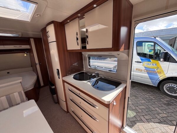 Hobby Excellent 560 KMFE bj.2014 met STAPELBED en VOORTENT!!! - Afbeelding 11