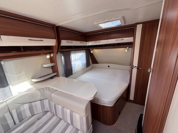 Hobby Excellent 560 KMFE bj.2014 met STAPELBED en VOORTENT!!! - Afbeelding 15