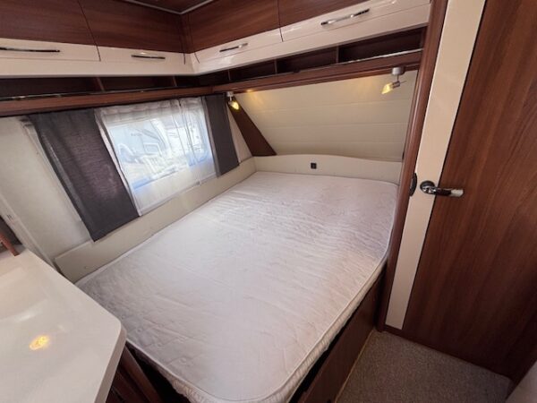Hobby Excellent 560 KMFE bj.2014 met STAPELBED en VOORTENT!!! - Afbeelding 16