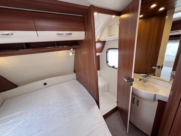Hobby Excellent 560 KMFE bj.2014 met STAPELBED en VOORTENT!!! - Afbeelding 17