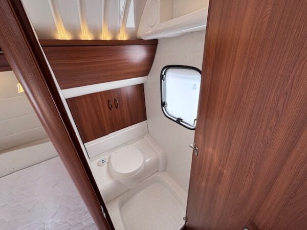 Hobby Excellent 560 KMFE bj.2014 met STAPELBED en VOORTENT!!! - Afbeelding 18