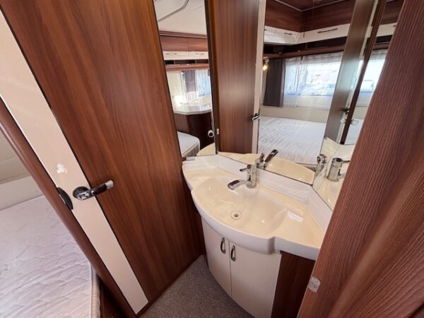 Hobby Excellent 560 KMFE bj.2014 met STAPELBED en VOORTENT!!! - Afbeelding 19