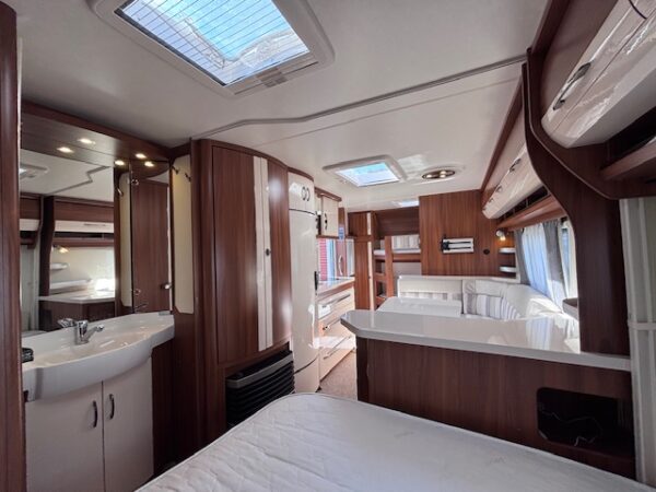 Hobby Excellent 560 KMFE bj.2014 met STAPELBED en VOORTENT!!! - Afbeelding 20