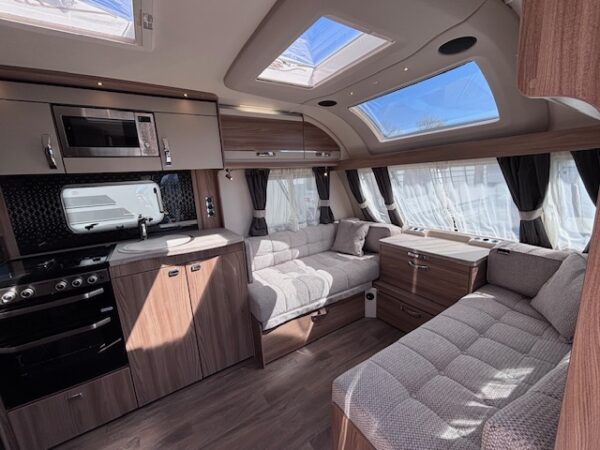 Sprite Cruzer 550 SR bj.2022 met QUEENSBED en ZAKLUIFEL!!! - Afbeelding 5