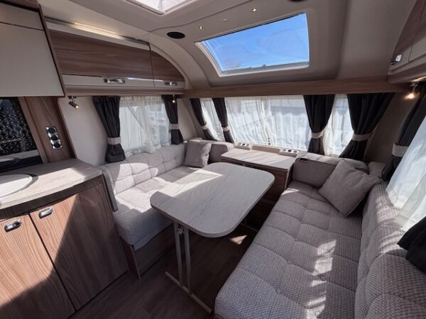 Sprite Cruzer 550 SR bj.2022 met QUEENSBED en ZAKLUIFEL!!! - Afbeelding 8