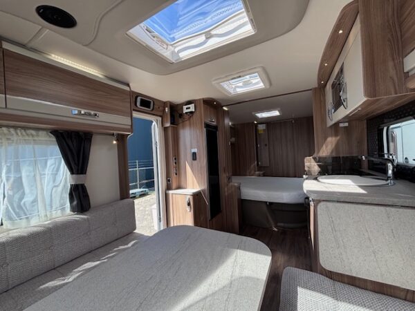 Sprite Cruzer 550 SR bj.2022 met QUEENSBED en ZAKLUIFEL!!! - Afbeelding 9