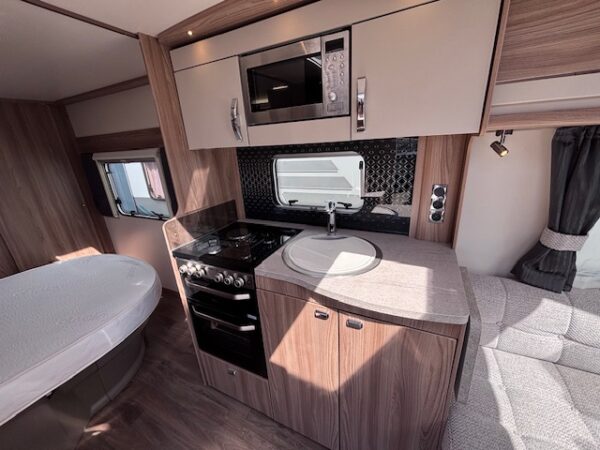 Sprite Cruzer 550 SR bj.2022 met QUEENSBED en ZAKLUIFEL!!! - Afbeelding 11