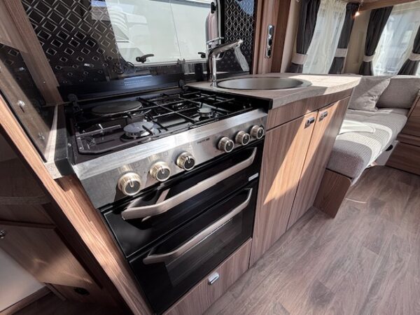 Sprite Cruzer 550 SR bj.2022 met QUEENSBED en ZAKLUIFEL!!! - Afbeelding 13