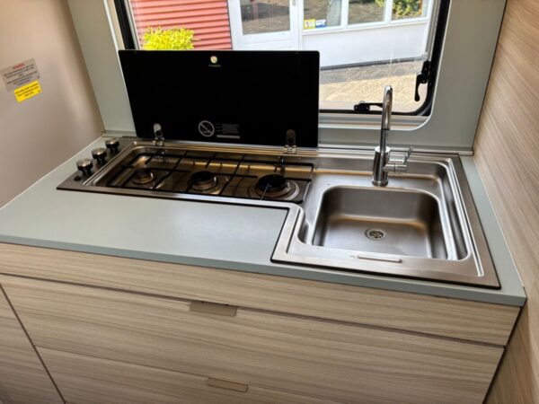 Adria Altea 542, BJ.2021, Queensbed en voortent! TOPSTAAT!!! - Afbeelding 8