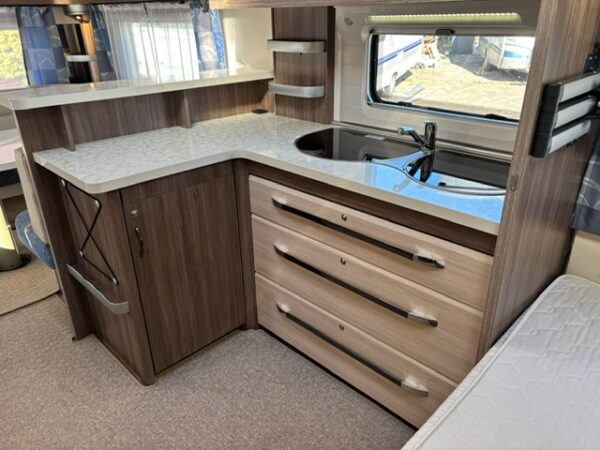 Hobby De Luxe 560 CFE bj.2014 met mover en voortent - Afbeelding 11