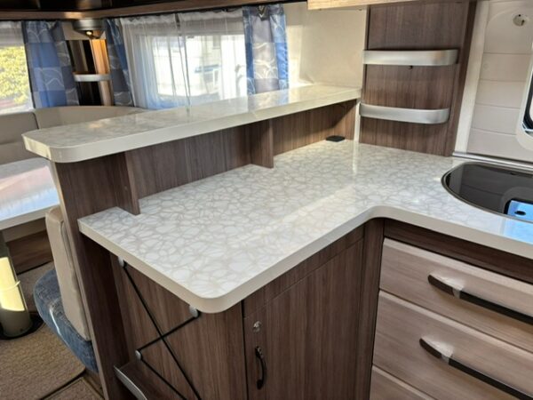 Hobby De Luxe 560 CFE bj.2014 met mover en voortent - Afbeelding 12