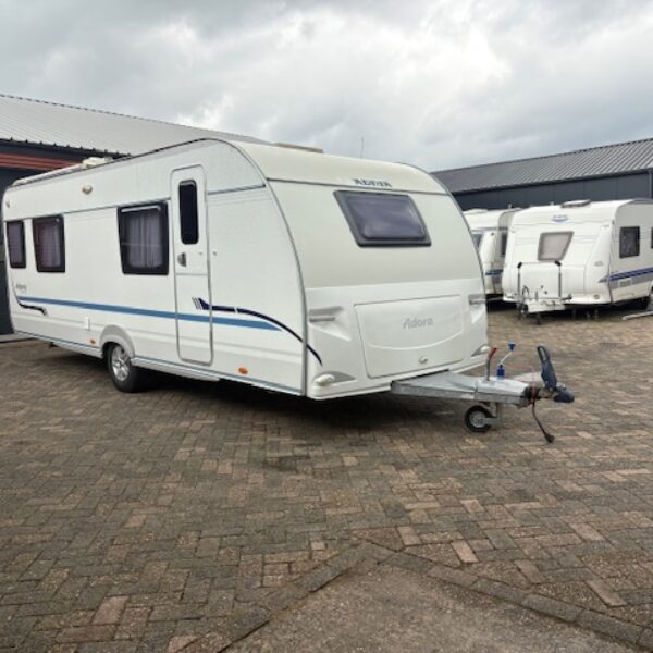 Adria Adora 613 HT bj.2010 met voortent, douche en vloerverwarming