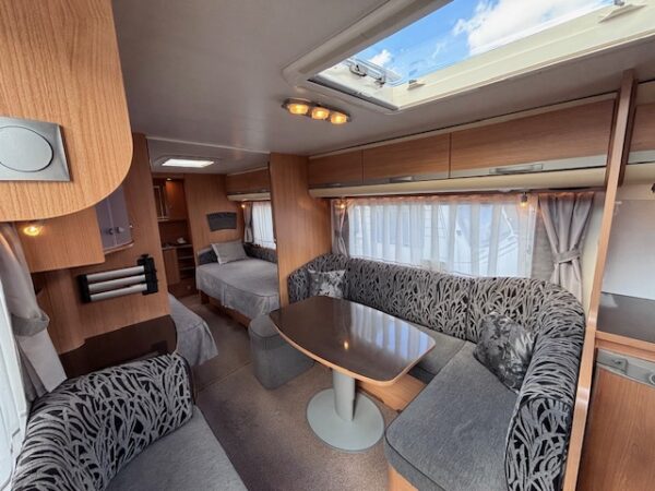 Adria Adora 613 HT bj.2010 met voortent, douche en vloerverwarming - Afbeelding 10