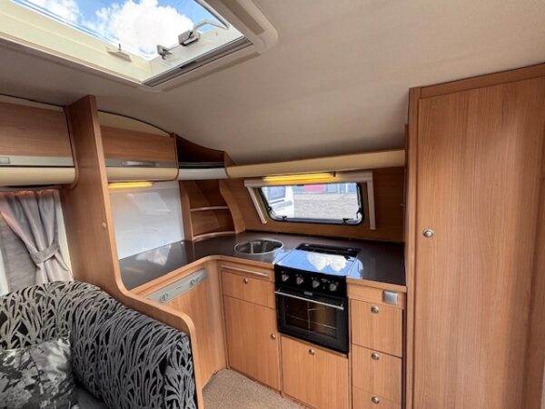 Adria Adora 613 HT bj.2010 met voortent, douche en vloerverwarming - Afbeelding 13