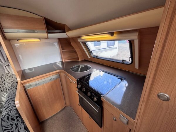 Adria Adora 613 HT bj.2010 met voortent, douche en vloerverwarming - Afbeelding 15