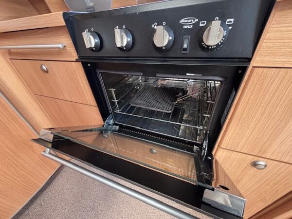 Adria Adora 613 HT bj.2010 met voortent, douche en vloerverwarming - Afbeelding 17