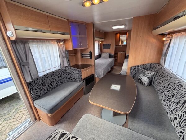 Adria Adora 613 HT bj.2010 met voortent, douche en vloerverwarming - Afbeelding 8